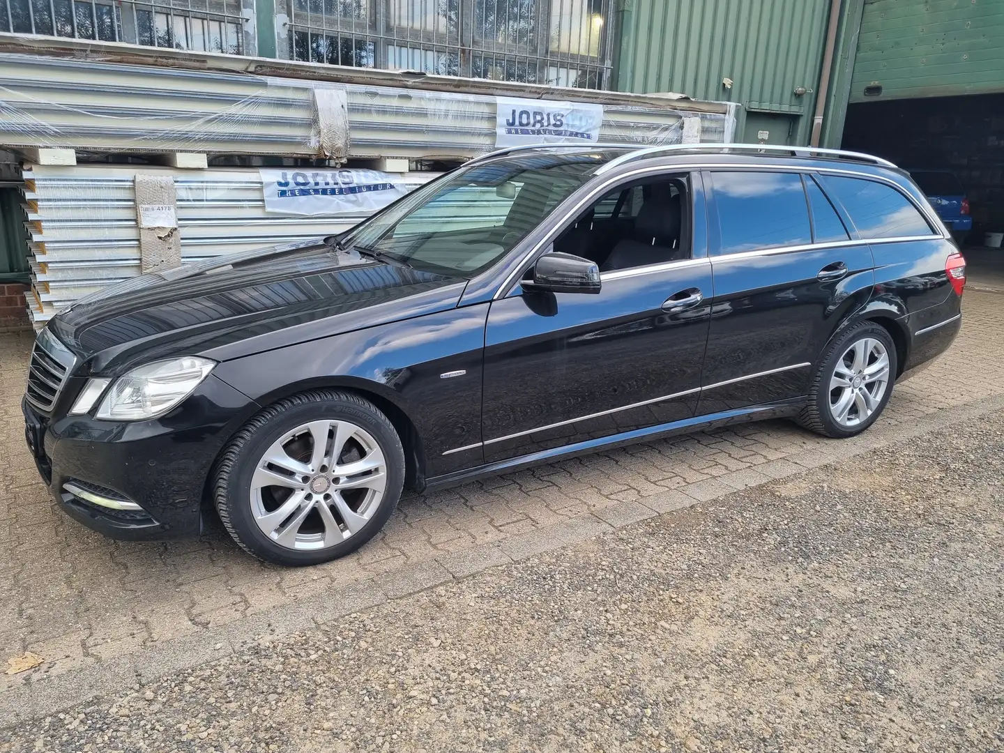 Mercedes-Benz E 220 E220T CDI DPF BlueEFFICIENCY Avantgarde Schwarz - 1