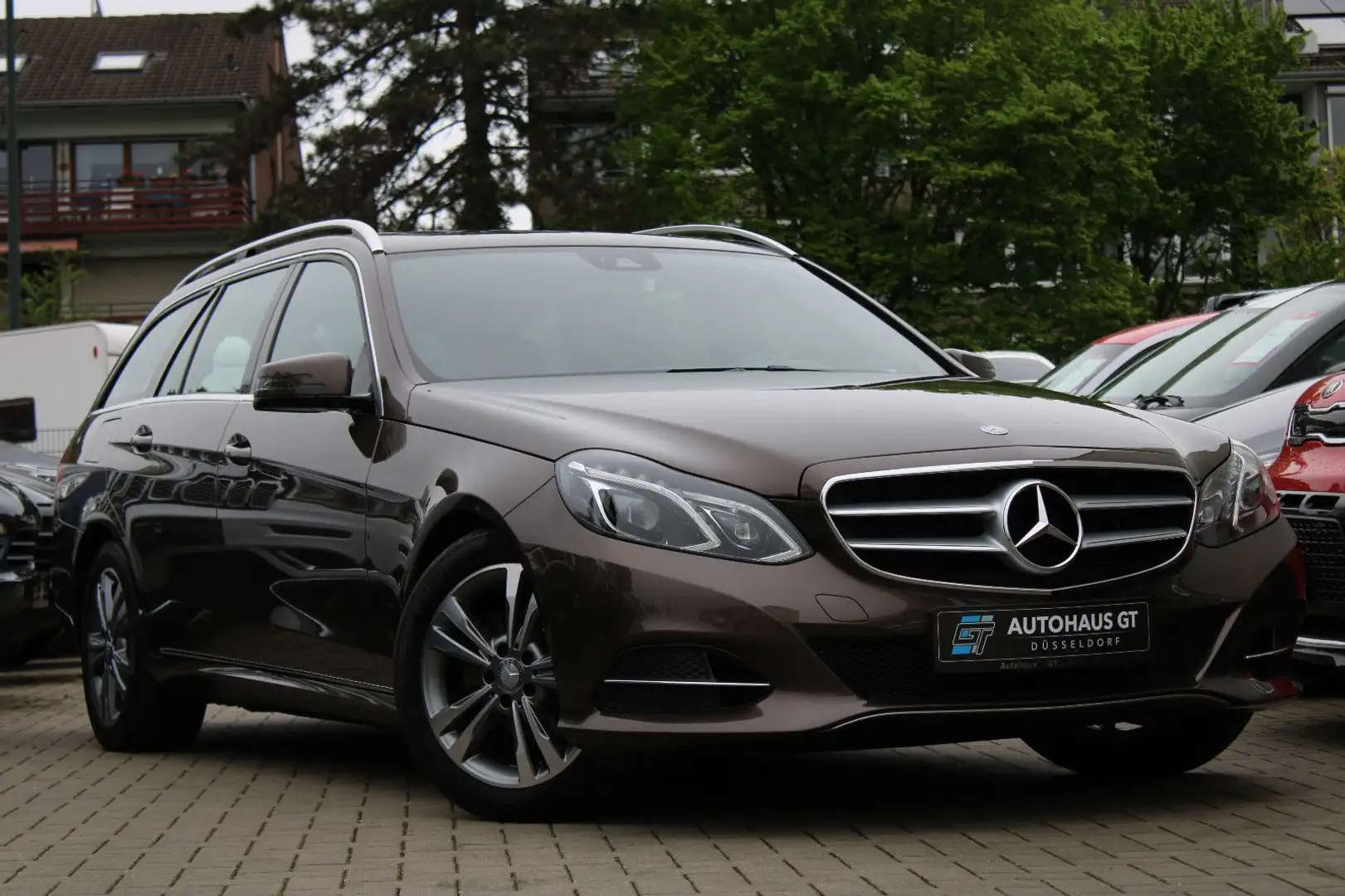 Mercedes-Benz E 200 CGI T/BlueEff/Navi/PDC/Glasdach/LED/Sitzhz Kahverengi - 1