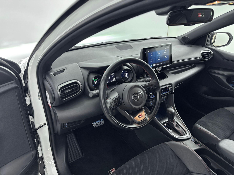 Toyota Yaris 1.5 Hybrid GR Sport Bi-tone Pearl White / Zwart da — photo 11