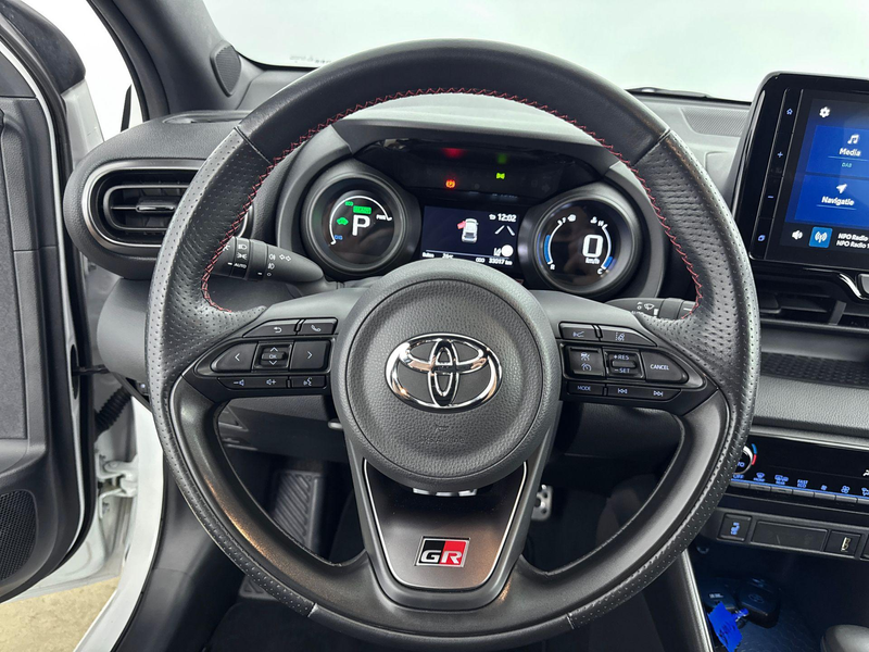 Toyota Yaris 1.5 Hybrid GR Sport Bi-tone Pearl White / Zwart da — photo 13