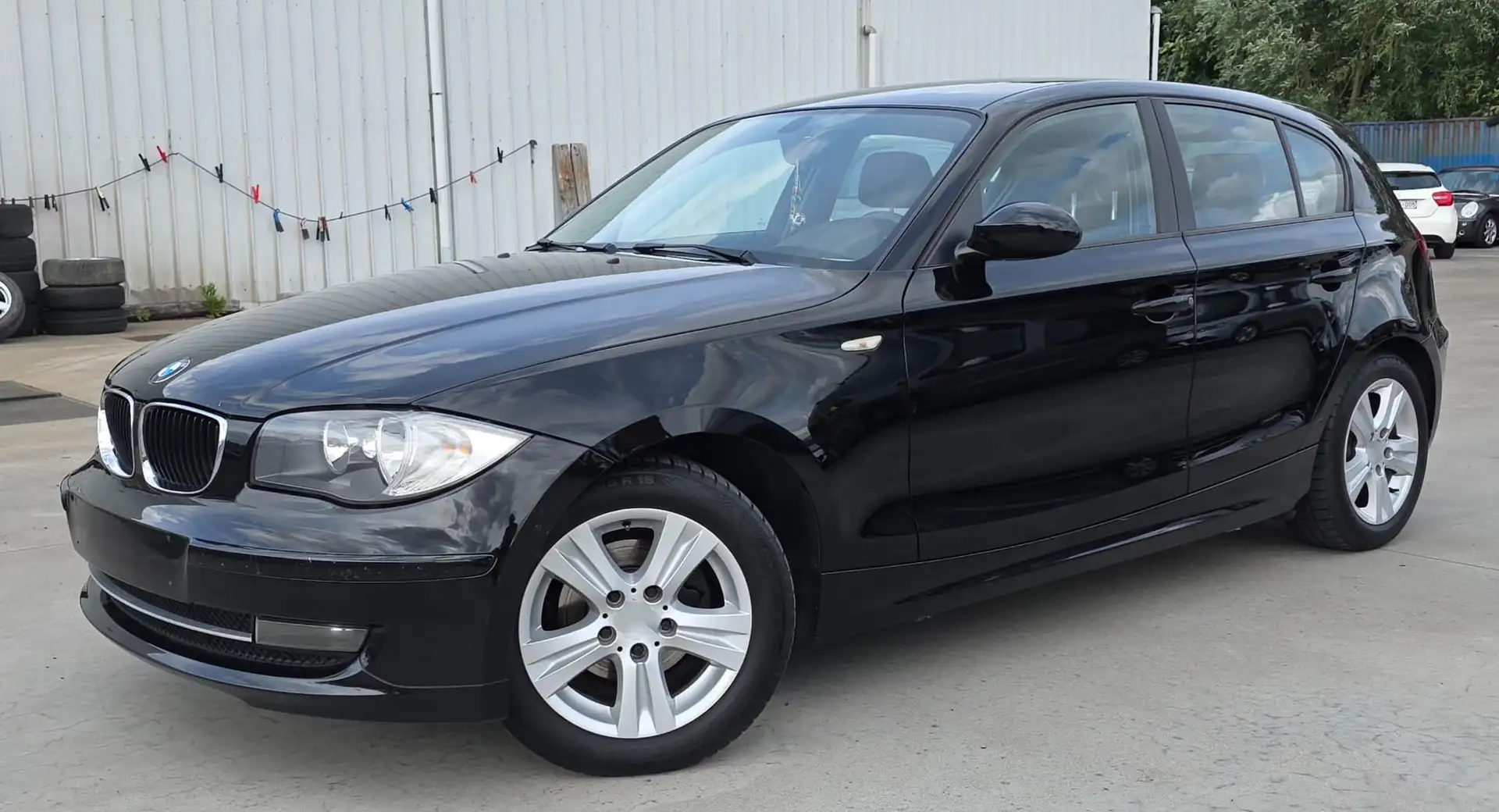 BMW 116 benzine euro 5 Zwart - 2