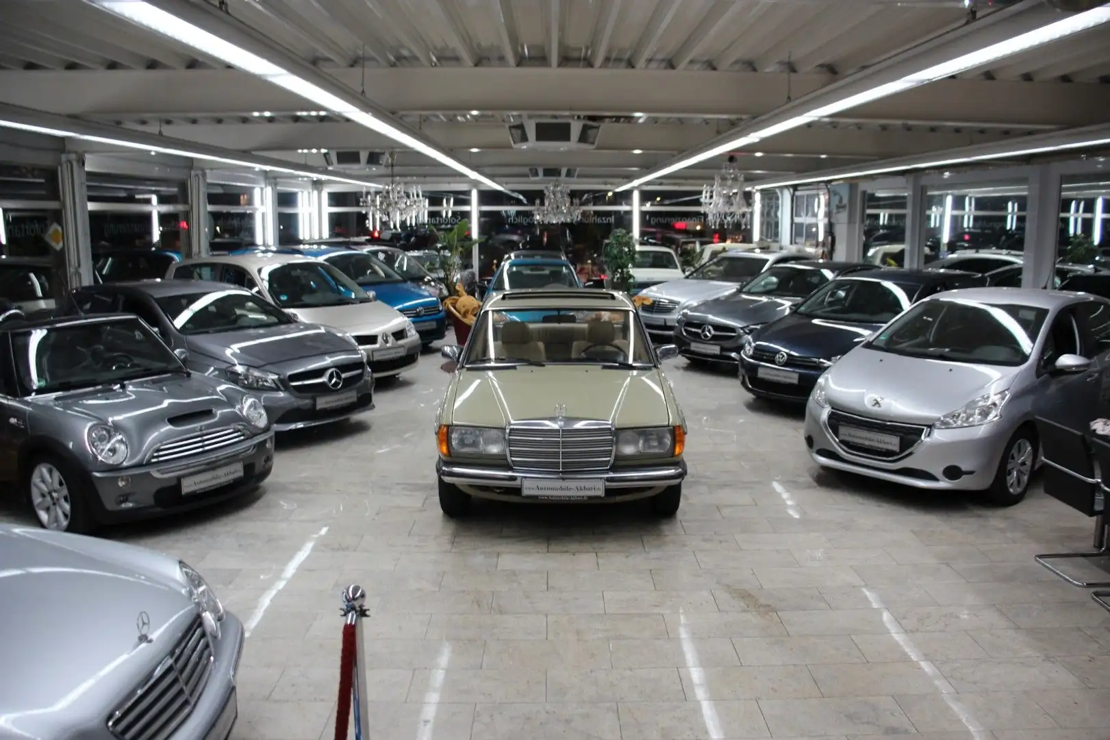 Mercedes-Benz 240 D W123 *H-Zulassung*Schiebedach*Scheck-Heft* Зелений - 1