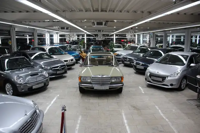 Mercedes-Benz 240 D W123 *H-Zulassung*Schiebedach*Scheck-Heft*