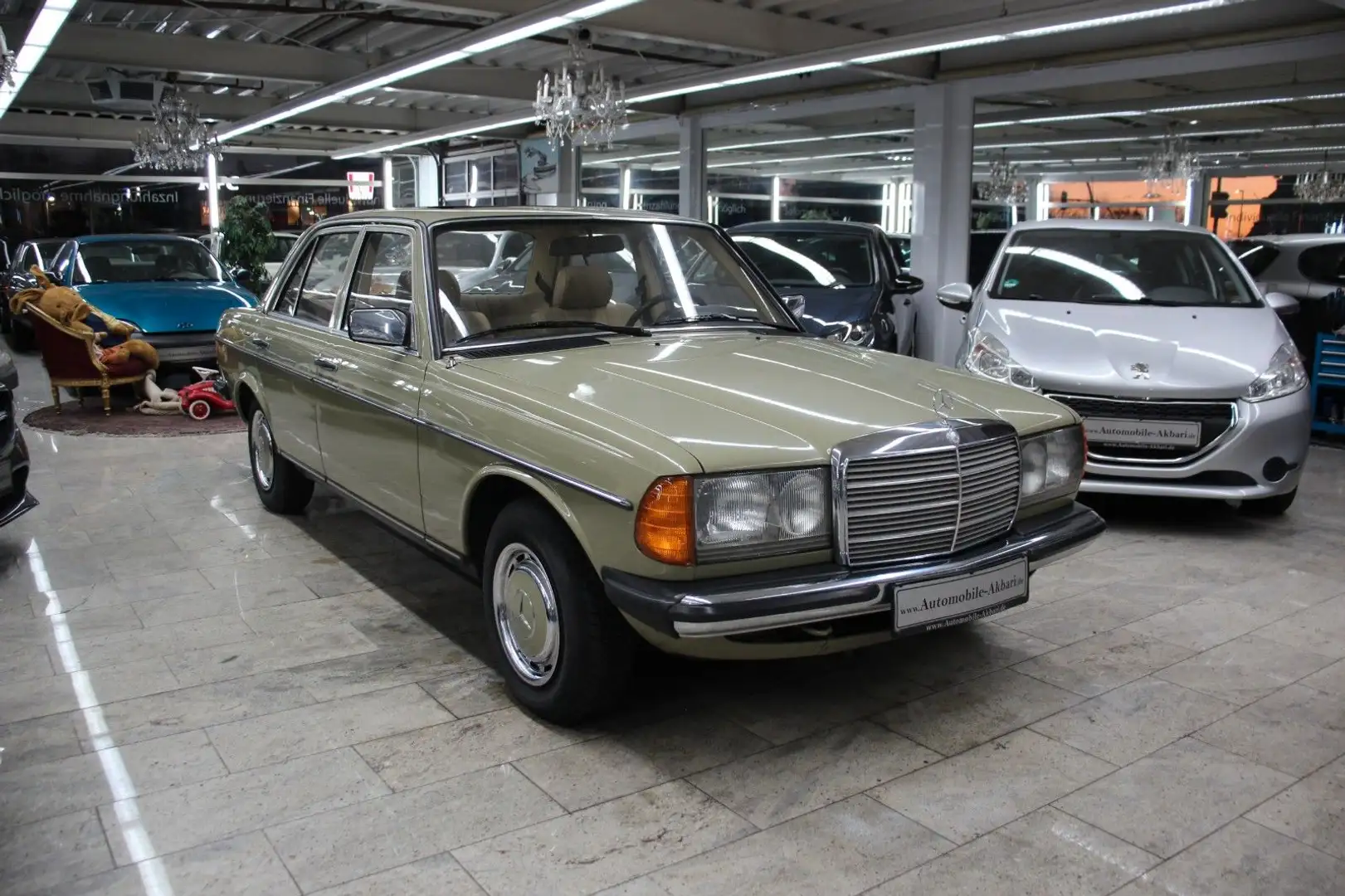 Mercedes-Benz 240 D W123 *H-Zulassung*Schiebedach*Scheck-Heft* Зелений - 2