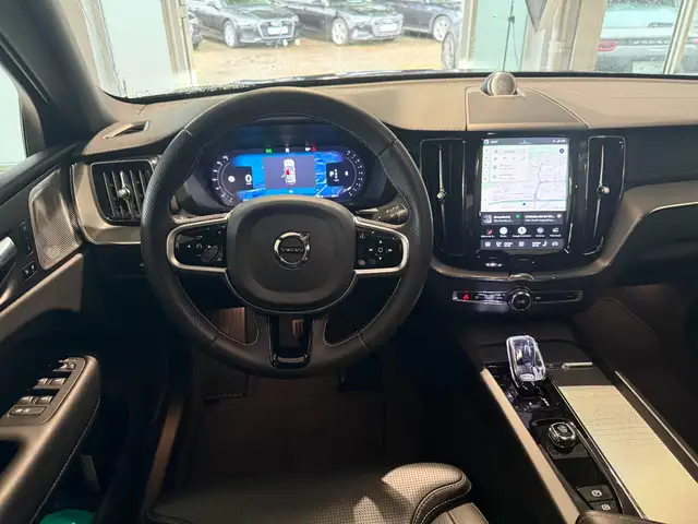 Volvo XC60 view 11