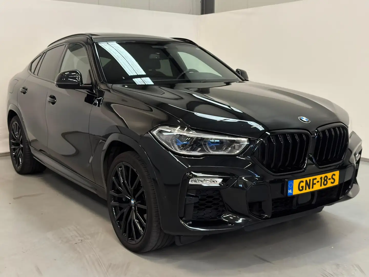 BMW X6 M50i / Pano / Harman / Laser / HUD / Memory / CarP Schwarz - 2