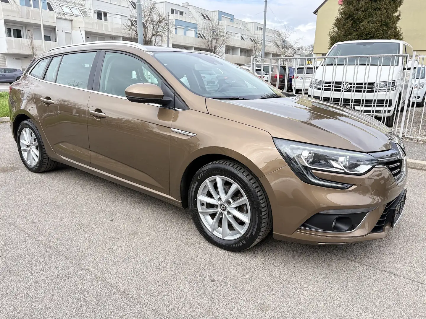 Renault Megane Grandtour Intens TCe 140 PF Braun - 1