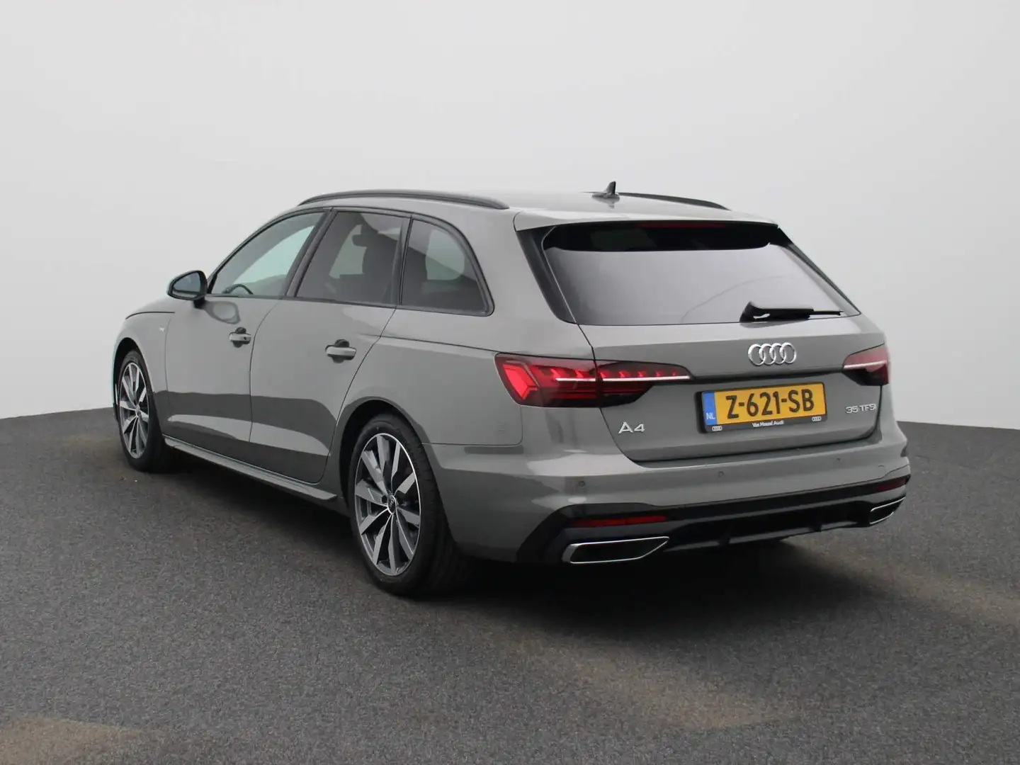 Audi A4 Avant 35 TFSI S edition Competition | Automaat | N Grijs - 2