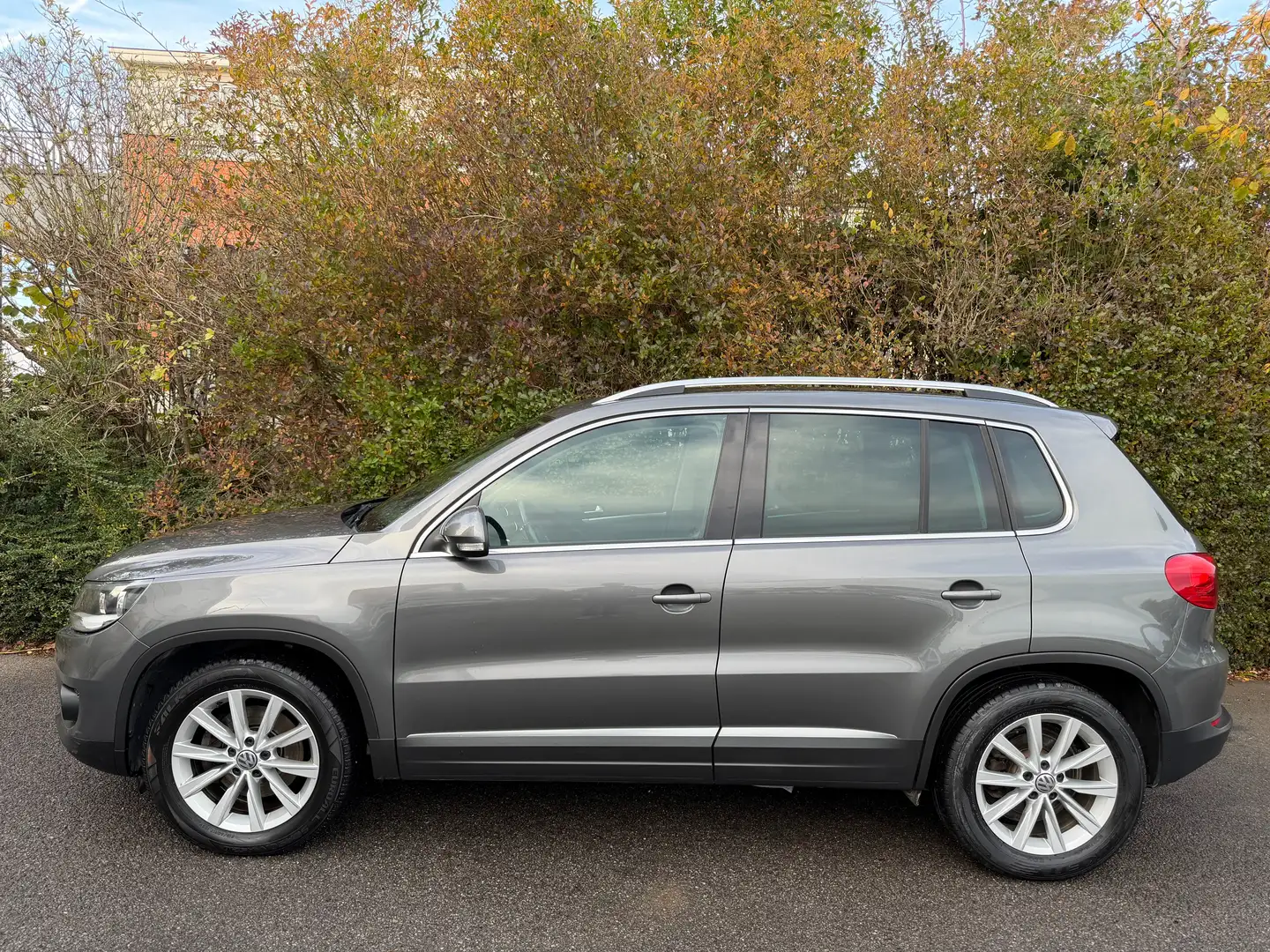 Volkswagen Tiguan 2.0 TDi+AIRCO+NAVI+TOIT OUVR+CUIR+SIEG CHAUF+EU 5B Grijs - 2