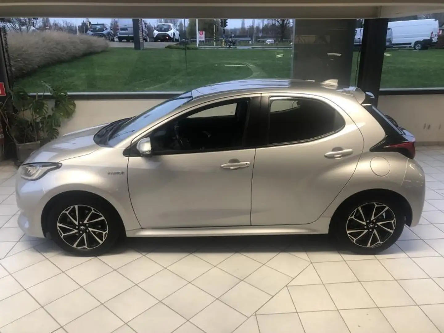 Toyota Yaris Iconic Grijs - 2