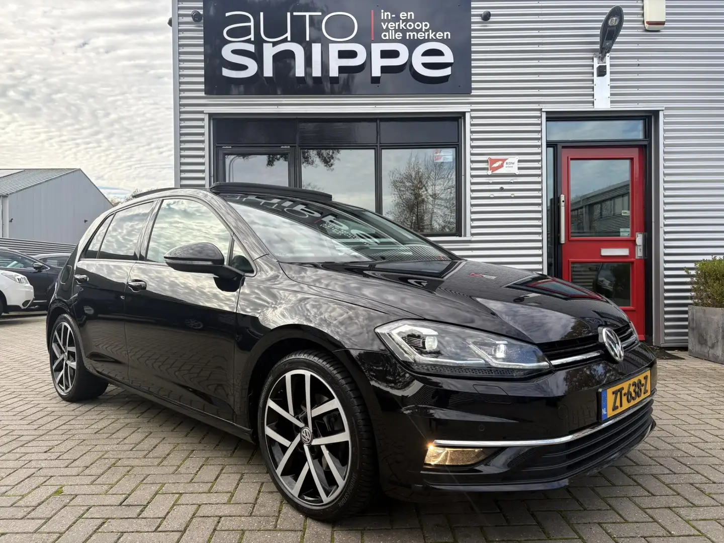 Volkswagen Golf 1.4 TSI Highline Business R -5DRS.-150 PK!-AUTOMAA Zwart - 2