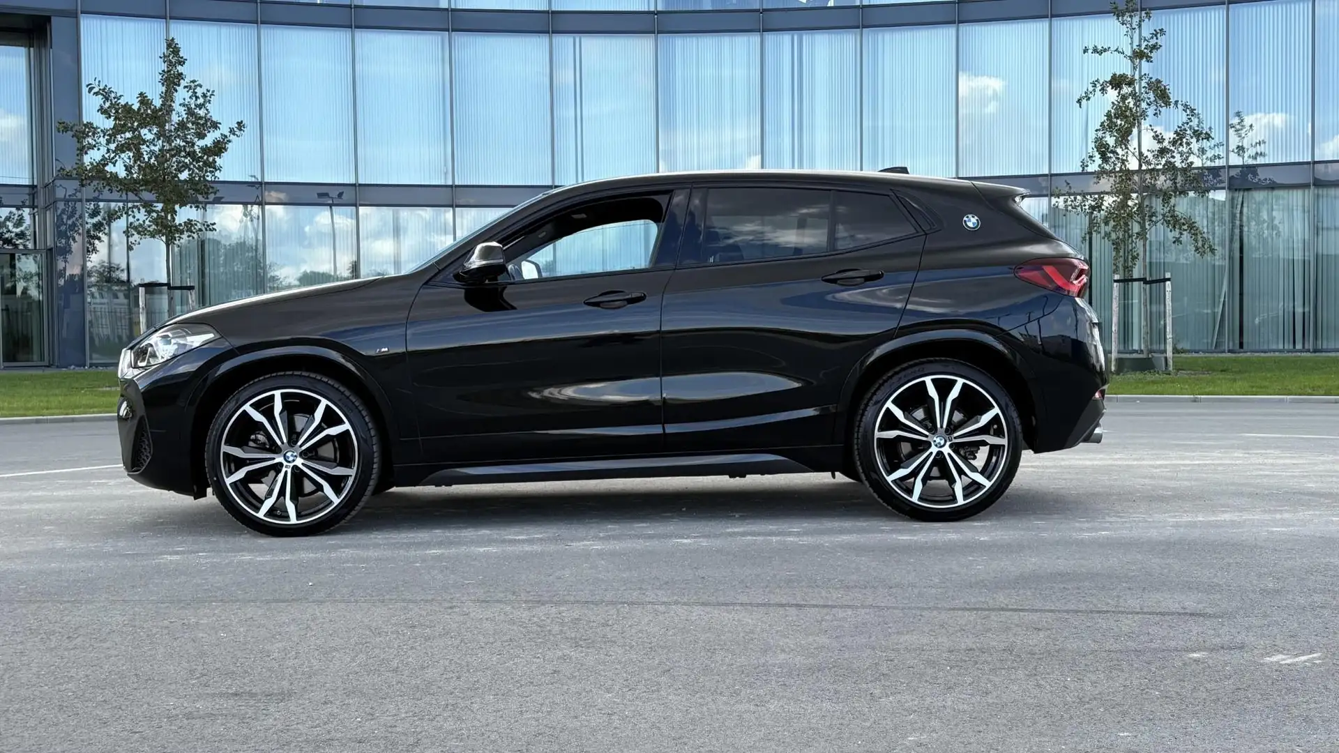 BMW X2 sDrive20i High Executive Schwarz - 2