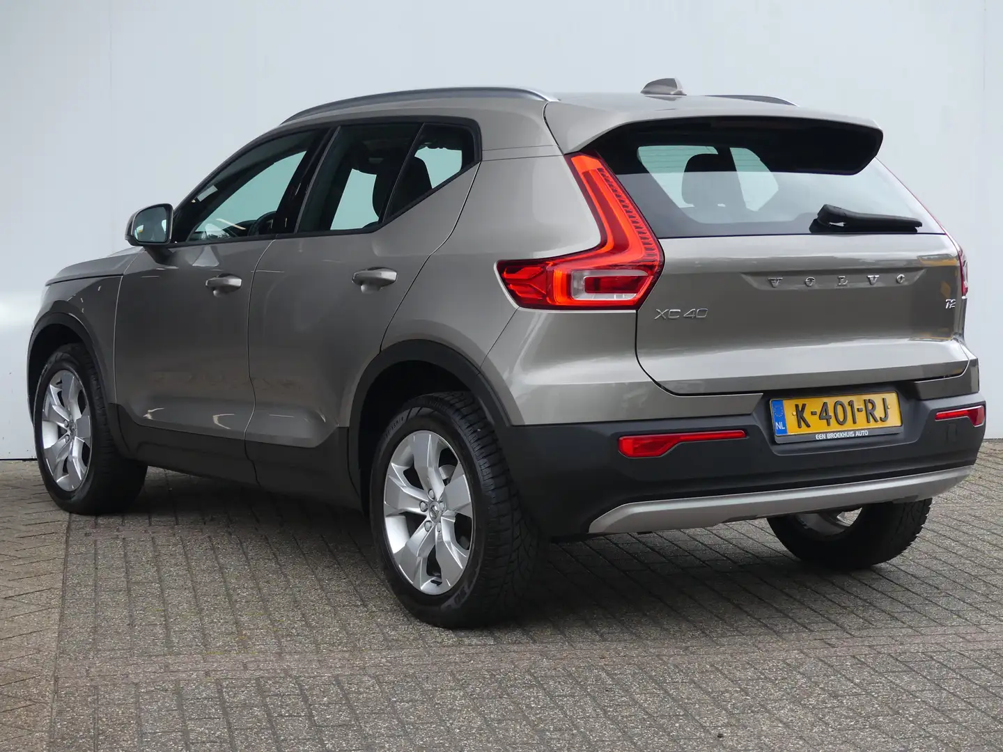 Volvo XC40 1.5 T2 Business Pro | ADAPTIVE CRUISE | NAVI | LED Gris - 2
