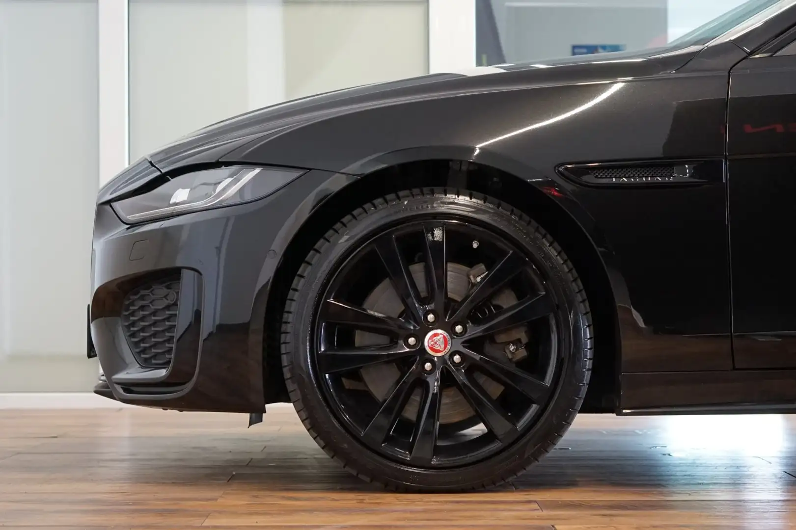 Jaguar XE P300 R-Dynamic SE|AWD|MATRIX|MERIDIAN Schwarz - 2