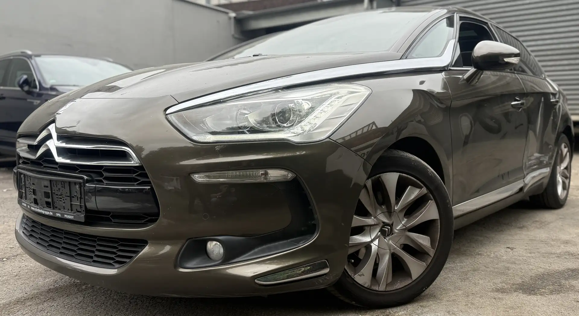 Citroen DS5 SoChic Automatik Leder Panorama Keyless SHZ PDC Braun - 1