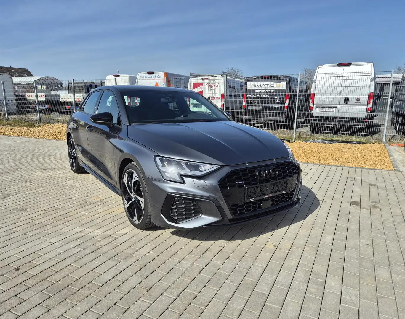 Audi A3 40 TFSI Sportback quattro S tronic S-line/Led/Navi Grau - 2