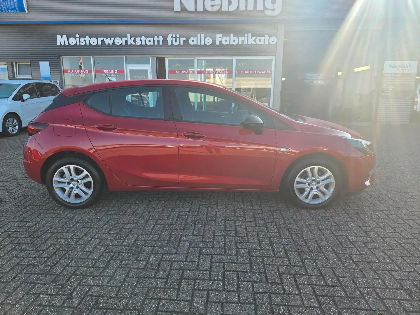 Opel Astra 1.2 Direct Injection Turbo 81kW Edition Rot - 1