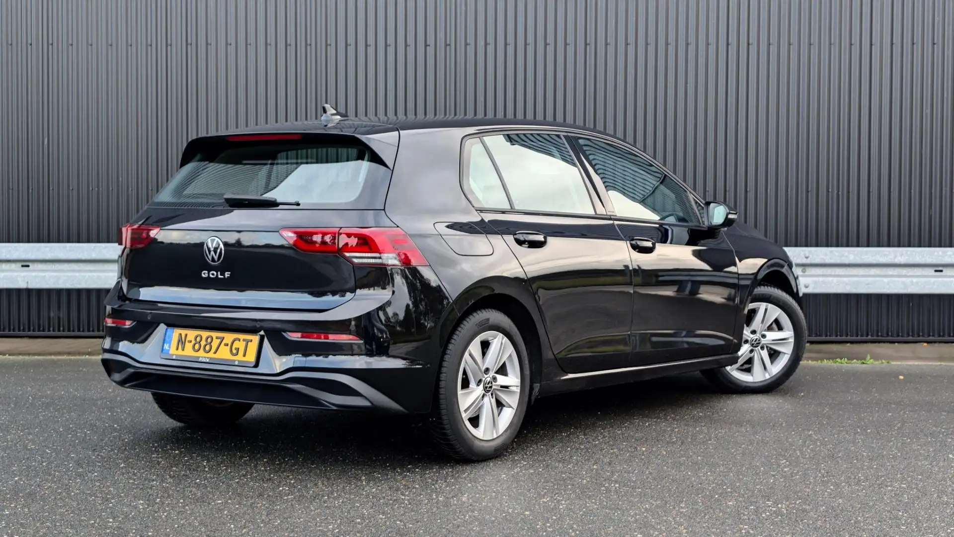 Volkswagen Golf 1.5 TSI 130pk Life | Navigatie | Stoelverwarming | Zwart - 2