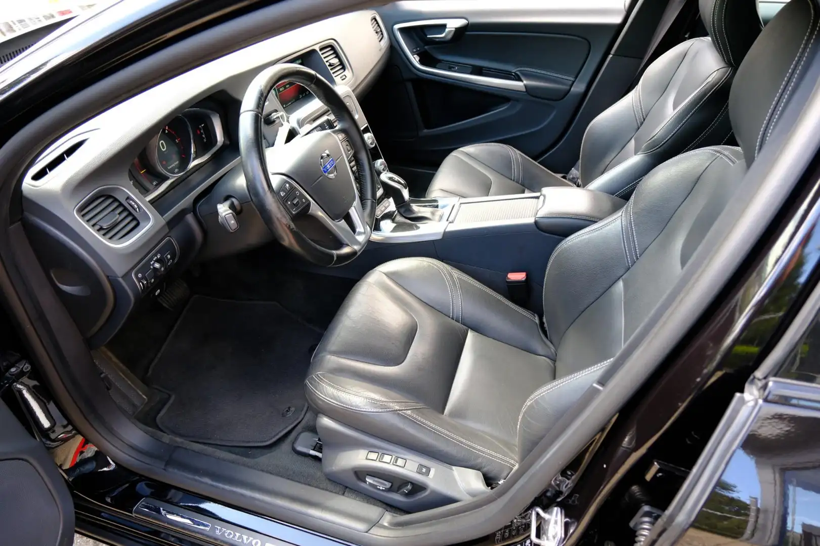 Volvo V60 2.4 D5 Twin Engine Special Edition Aut. Pano|Xenon Black - 2