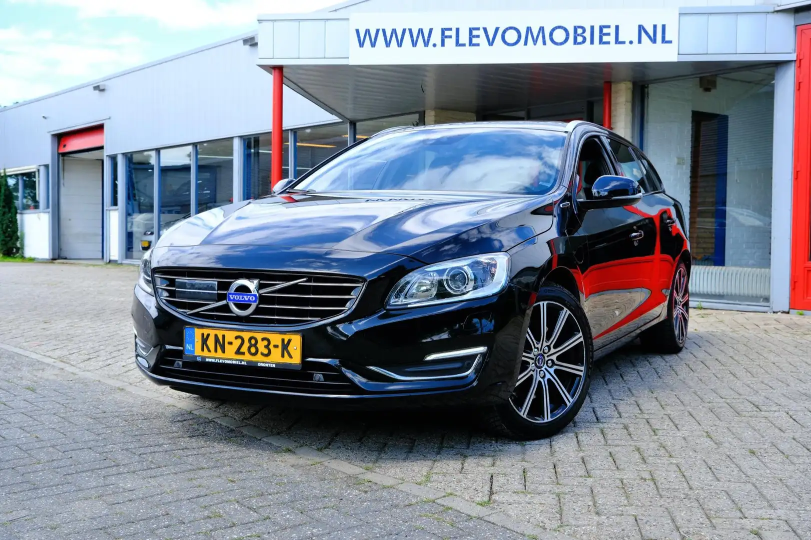 Volvo V60 2.4 D5 Twin Engine Special Edition Aut. Pano|Xenon Black - 1