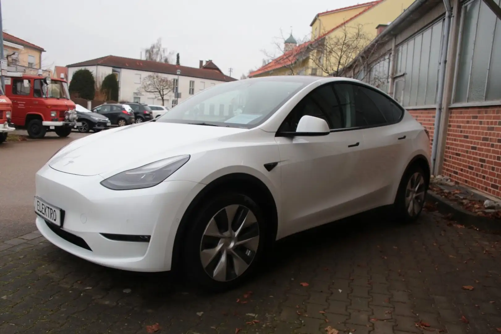 Tesla Model Y LR AWD - top gepflegt mit AHK!! Weiß - 2