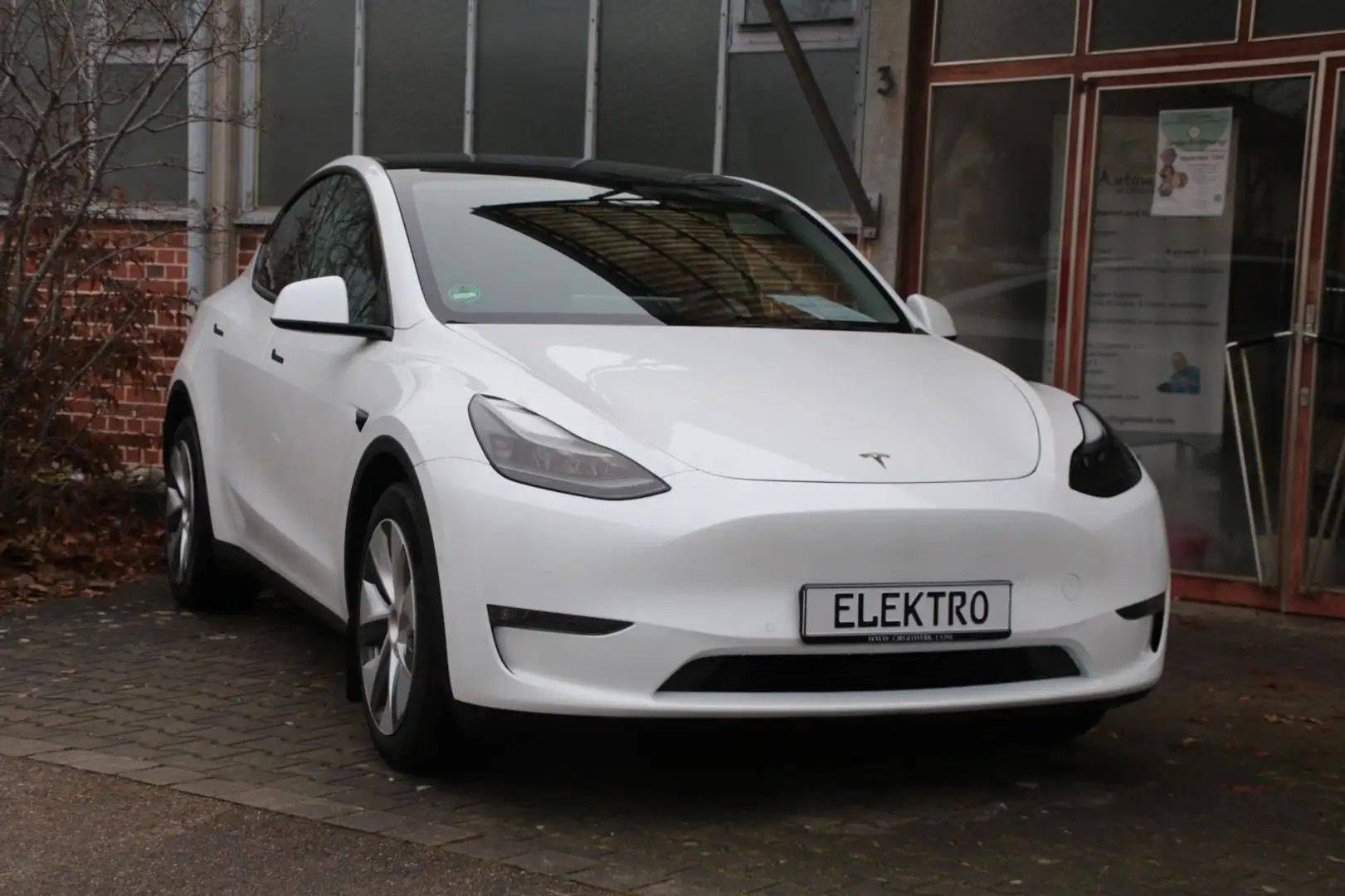 Tesla Model Y LR AWD - top gepflegt mit AHK!! Weiß - 1