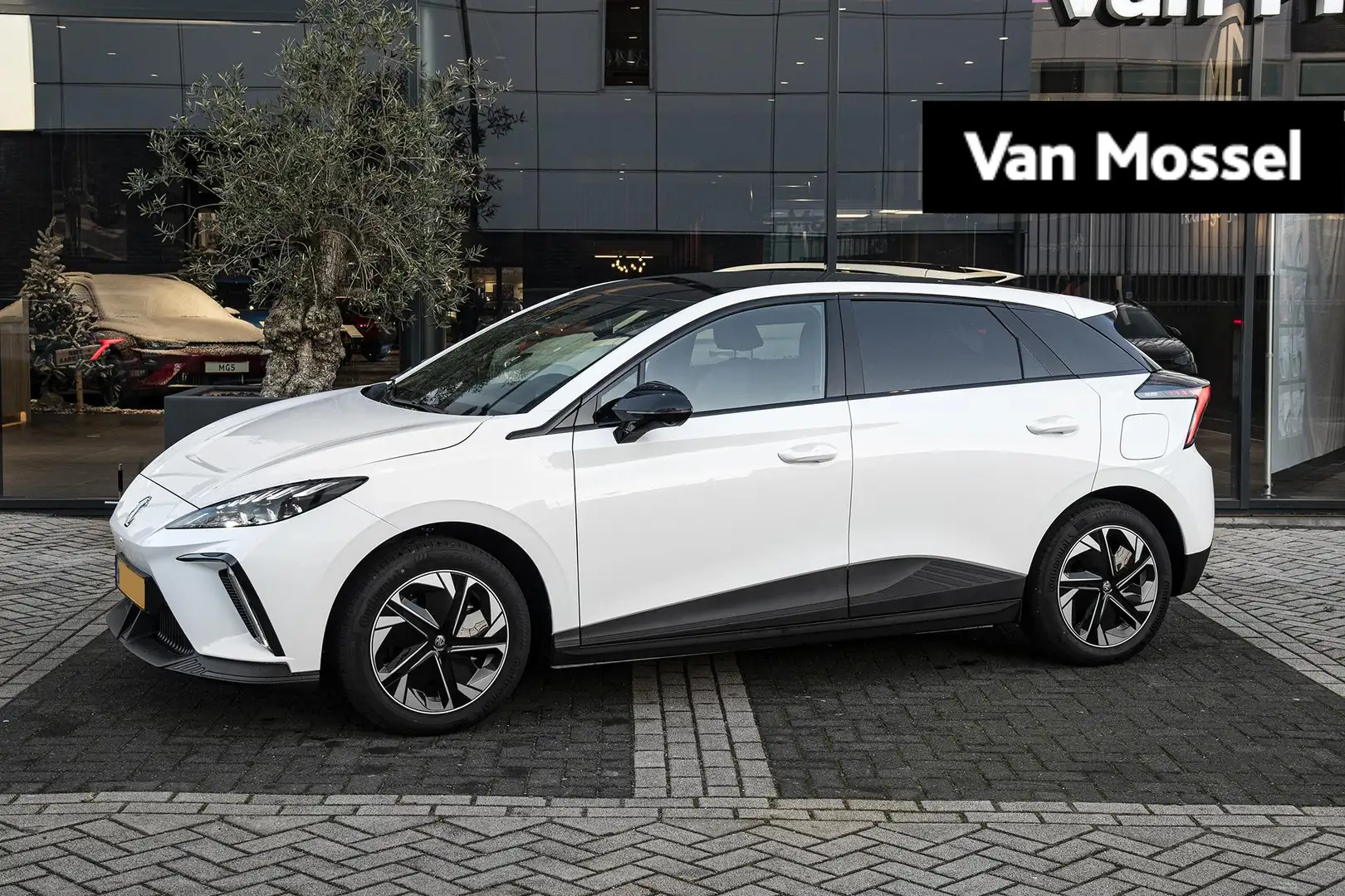 MG MG4 Electric Trophy Extended Range | Private Lease van Blanco - 1