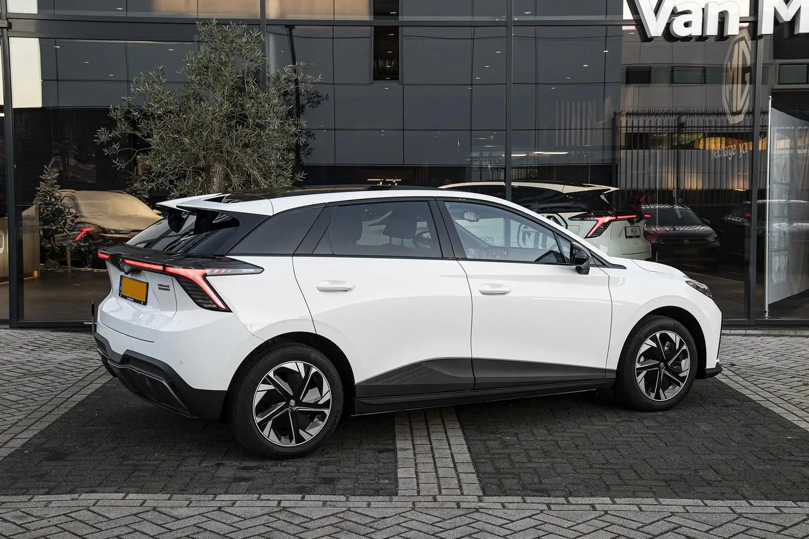 MG MG4 Electric Trophy Extended Range | Private Lease van Blanco - 2