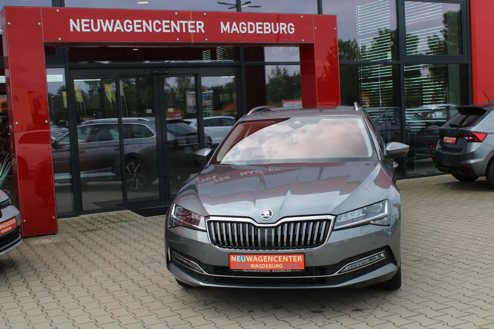 Skoda Superb 2.0 TDI Style*MATRIX*AHK*FS.HZG*NAVI*KAMERA Grau - 2