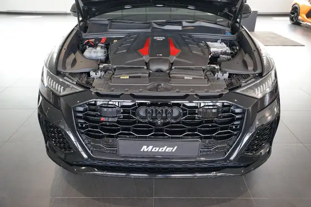 Audi Q8 view 4