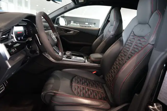 Audi Q8 view 10