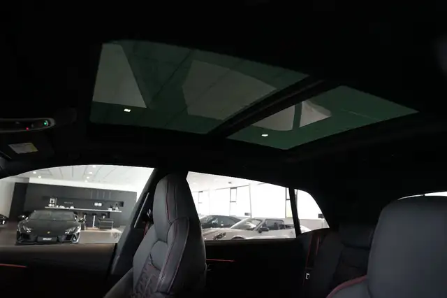 Audi Q8 view 8