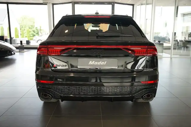 Audi Q8 view 5