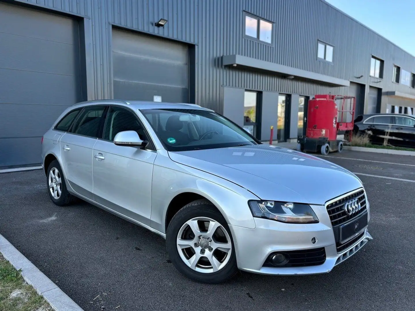 Audi A4 AVANT 1.8 ATTRACTION 160 CH Gri - 2