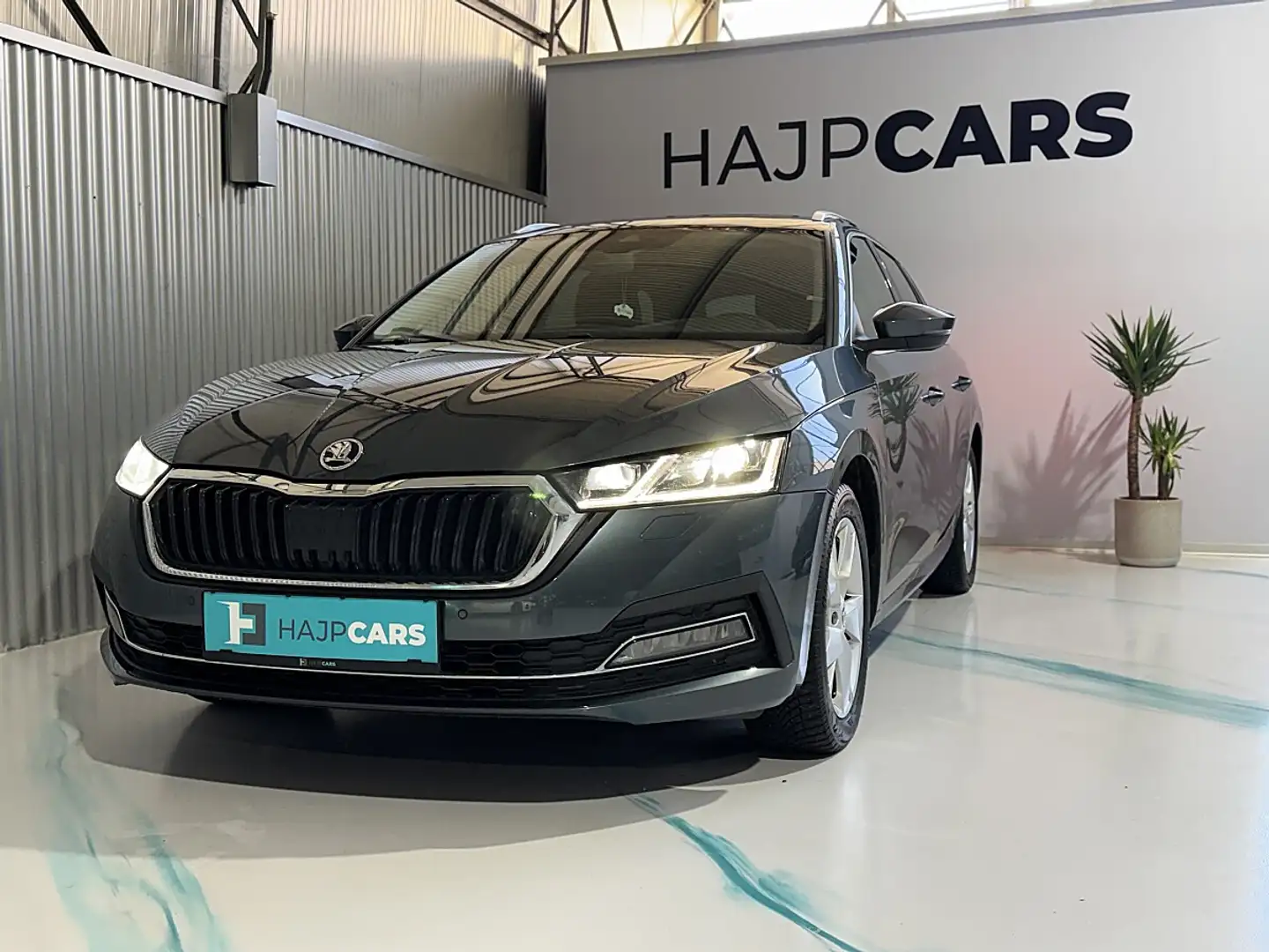 Skoda Octavia Combi 2,0 TDI Style DSG /AHK/8 fach/R-Kam Grau - 1