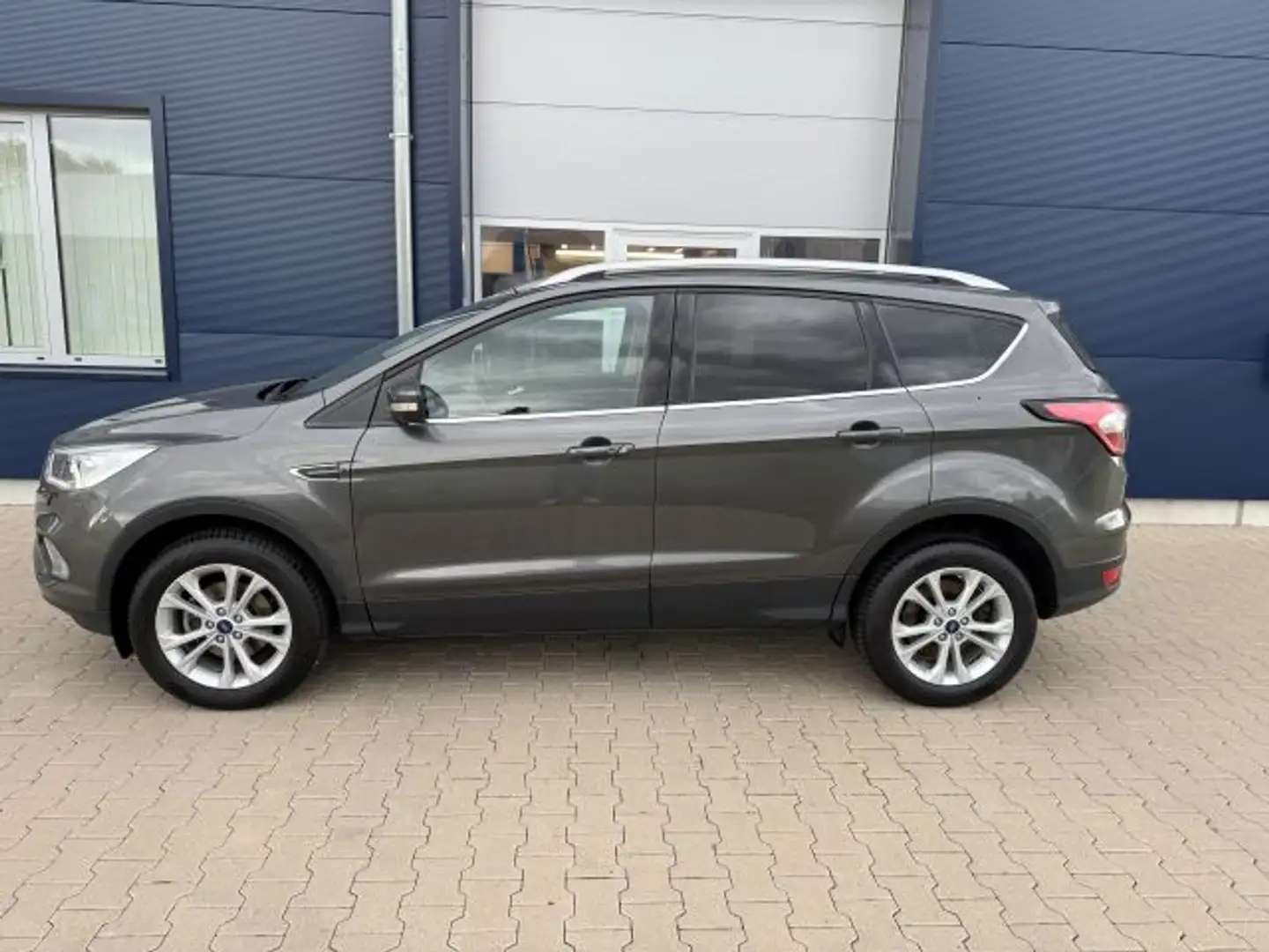 Ford Kuga 1.5 EcoBoost 2x4 Titanium Grau - 2
