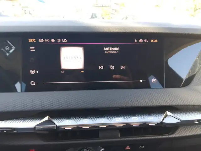 DS Automobiles DS 4 view 11