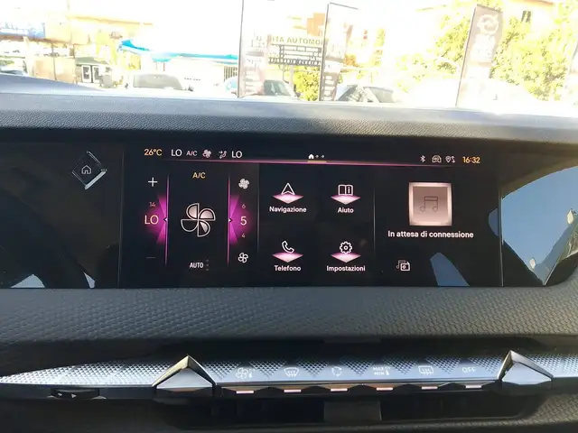 DS Automobiles DS 4 view 14