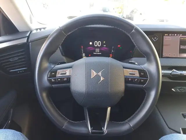 DS Automobiles DS 4 view 8