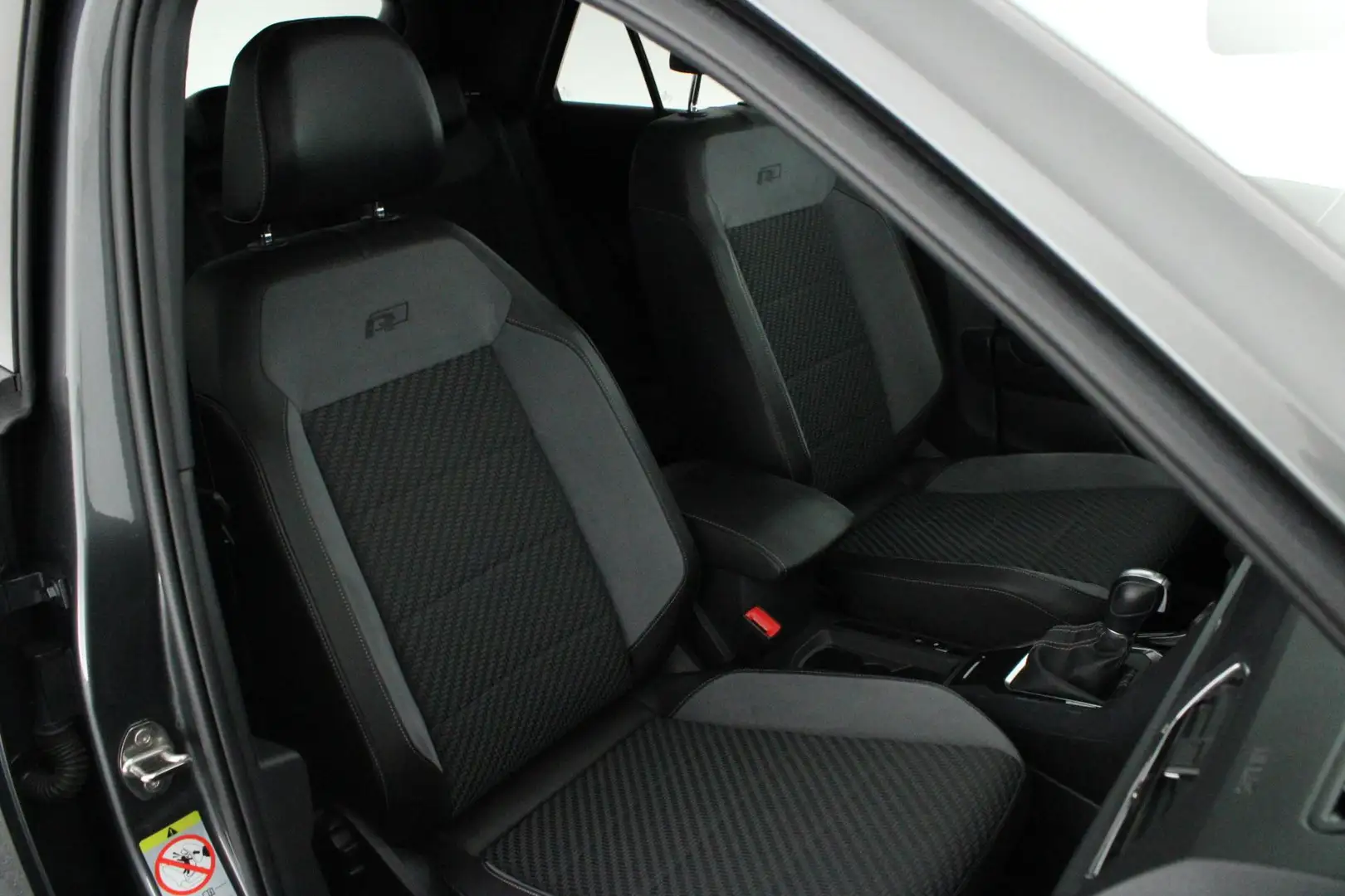 Volkswagen T-Roc 1.5 TSI 150pk DSG 2x R-Line Trekhaak Camera Stoelv Grijs - 2