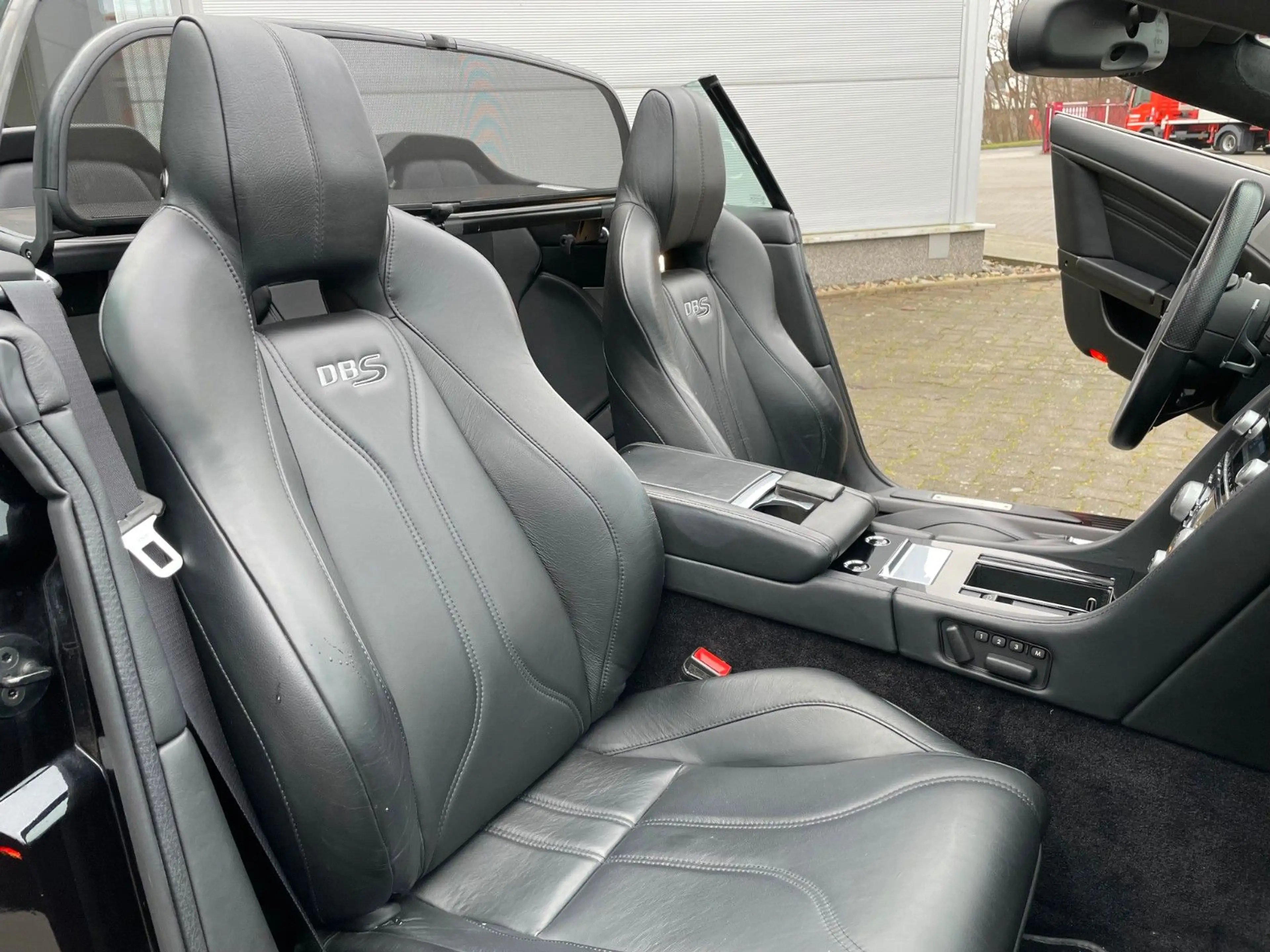 Aston Martin DBS 6.0 VOLANTE CARBON BLACK, DEUTSCHES FZG. — photo 10