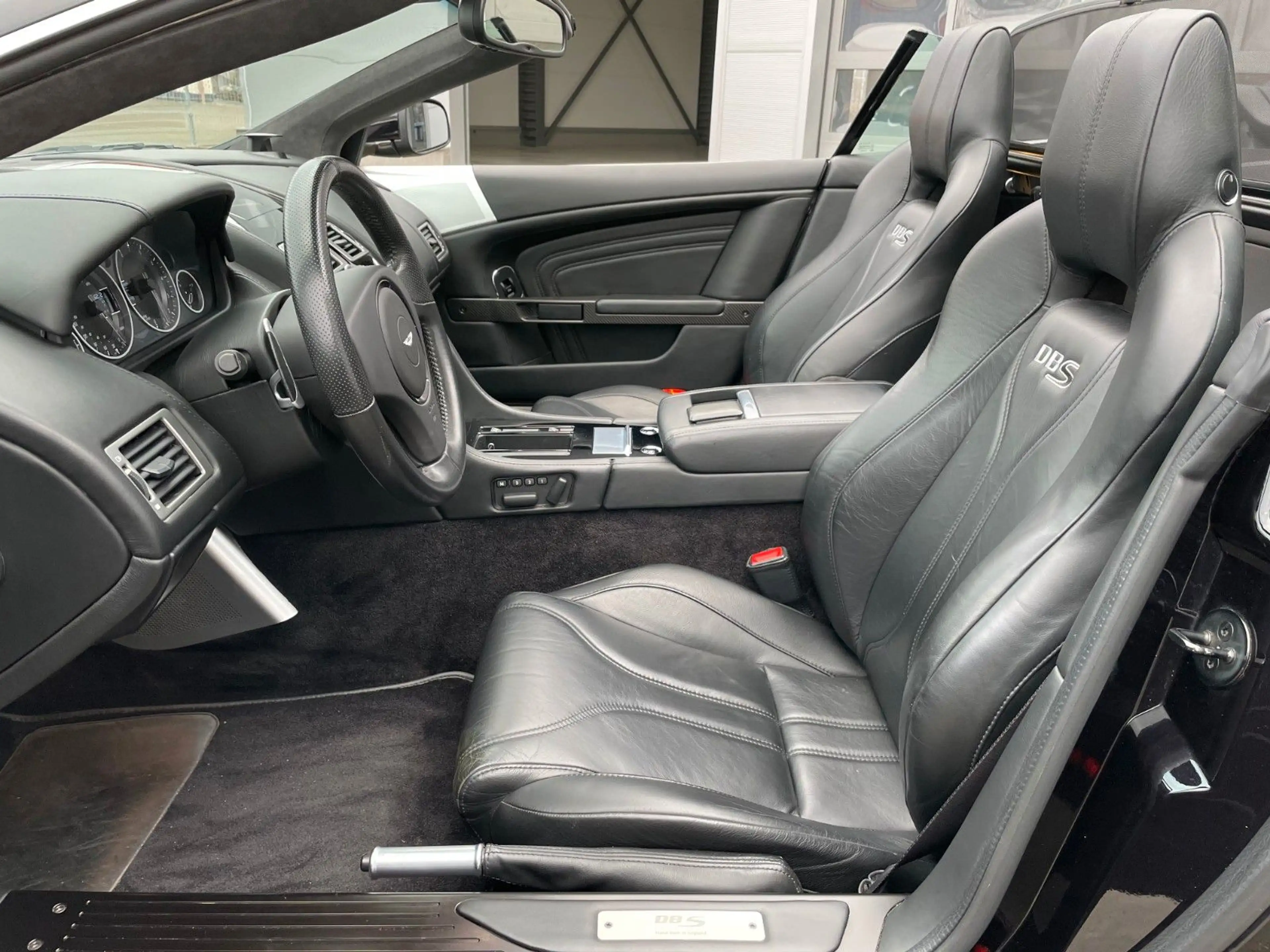 Aston Martin DBS 6.0 VOLANTE CARBON BLACK, DEUTSCHES FZG. — photo 6