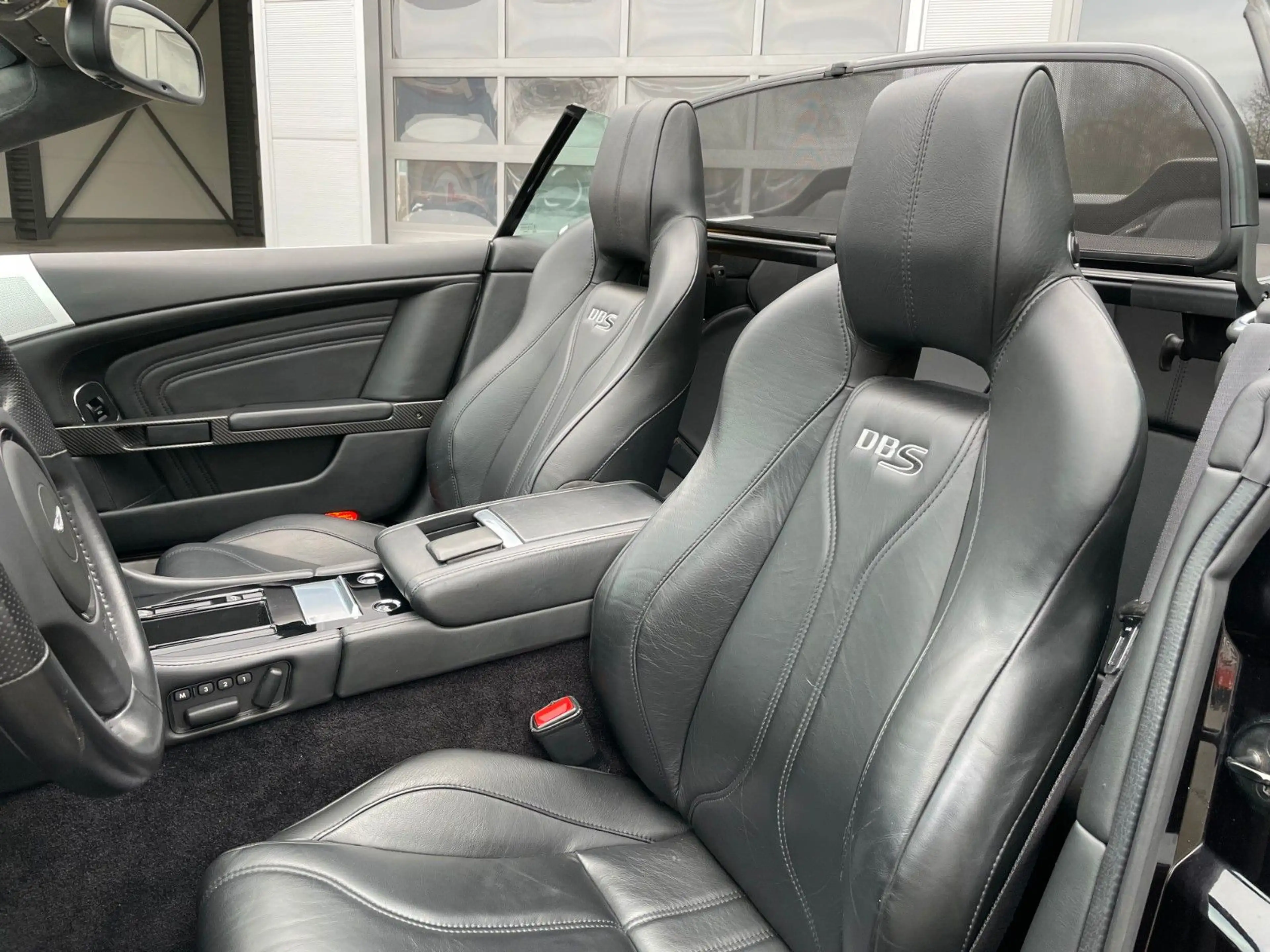 Aston Martin DBS 6.0 VOLANTE CARBON BLACK, DEUTSCHES FZG. — photo 4