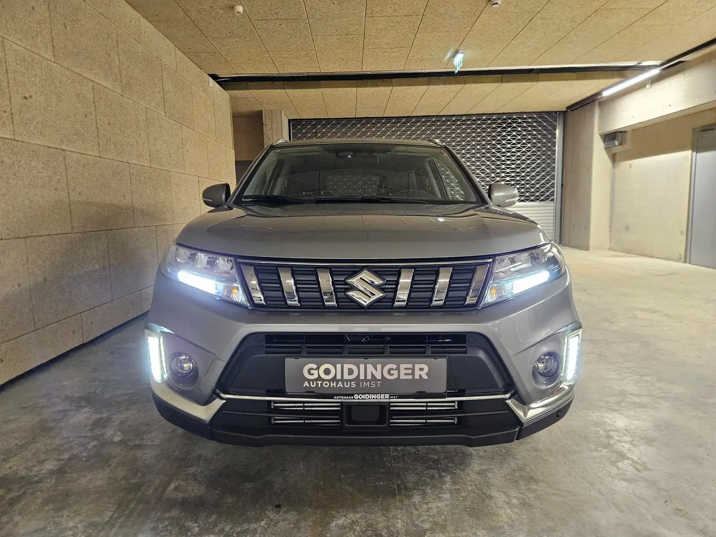Suzuki Vitara Flash ALLGRIP 4x4 1,4i Hybrid Automatik Grau - 2