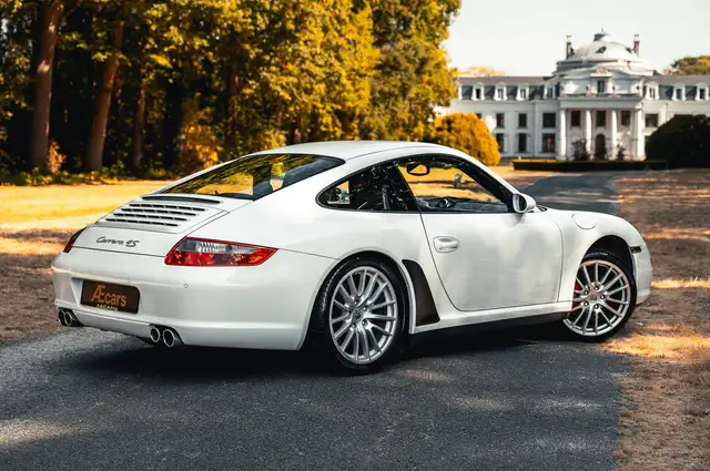 Porsche 911 view 4