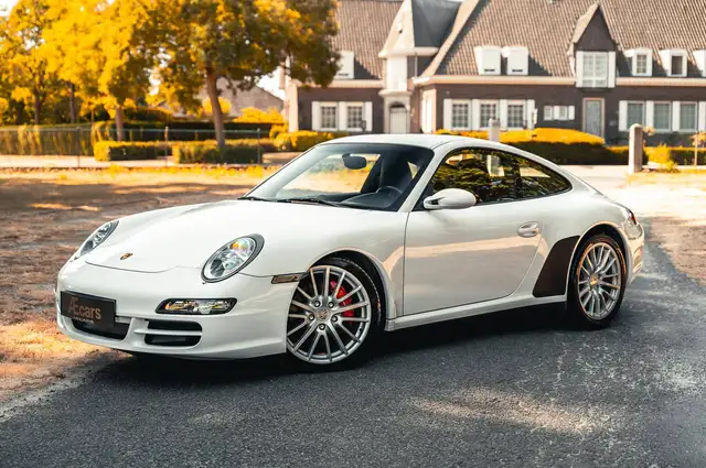 Porsche 911 view 3