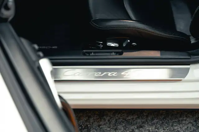 Porsche 911 view 9