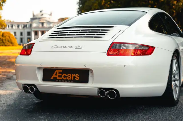 Porsche 911 view 23