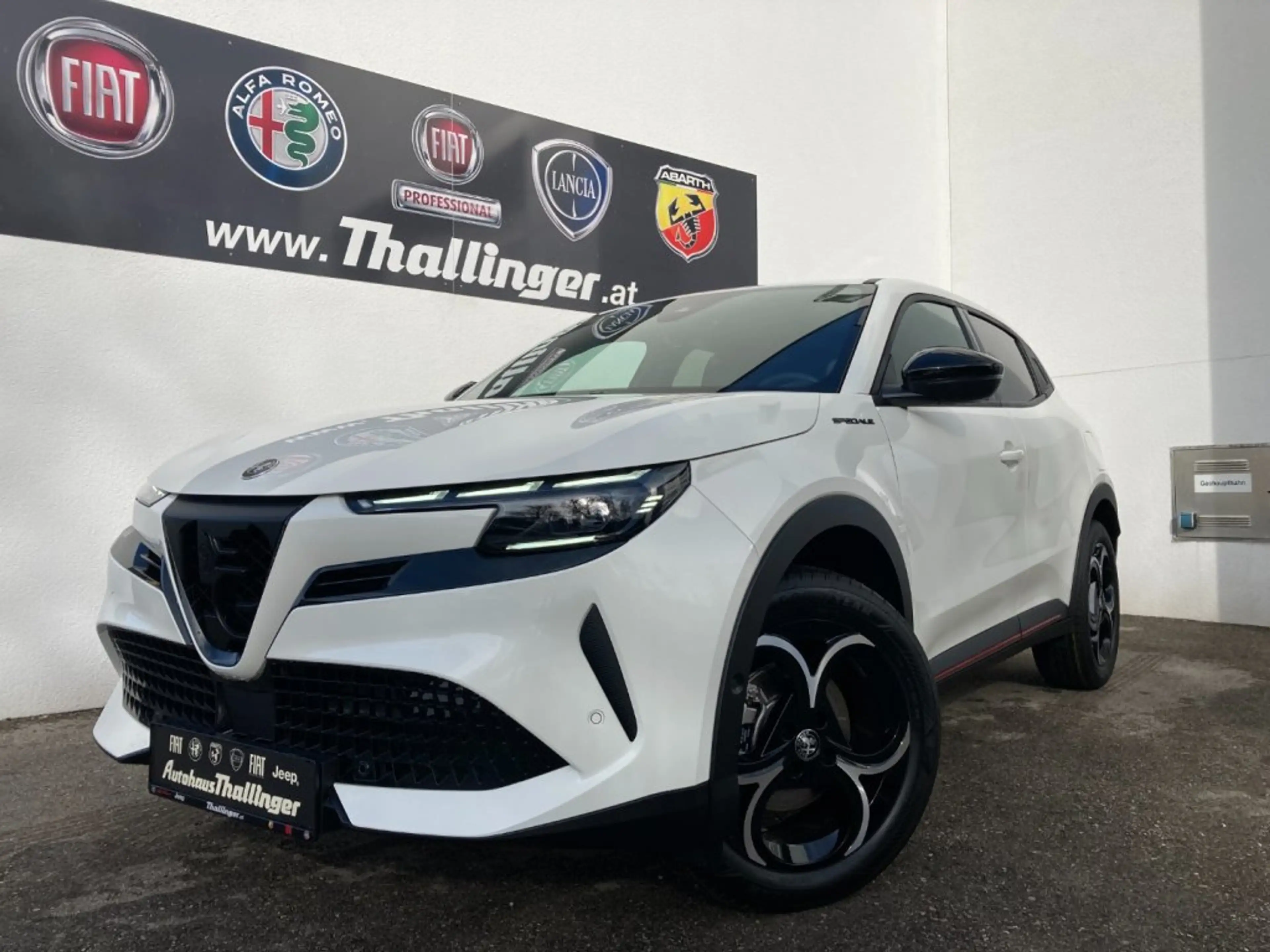 Alfa Romeo Junior SPECIALE IBRIDA 1.2 — photo 2