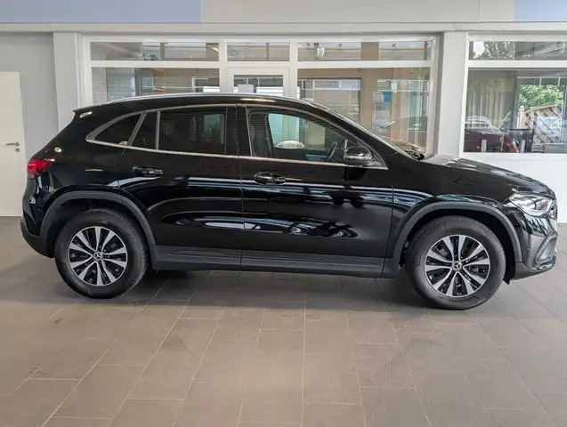Mercedes-Benz Gla view 2